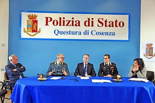 Polizia di Stato Cosenza: Sottoscrizione linee operative di intervento per la protezione delle donne vittime di violenza nelle situazioni di urgenza ed emergenza - “Codice Viola”