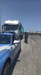 CARSOLI-la Polizia Stradale effettua un servizio dedicato alla verifica dei tempi di guida e riposo dei conducenti dei mezzi pesanti