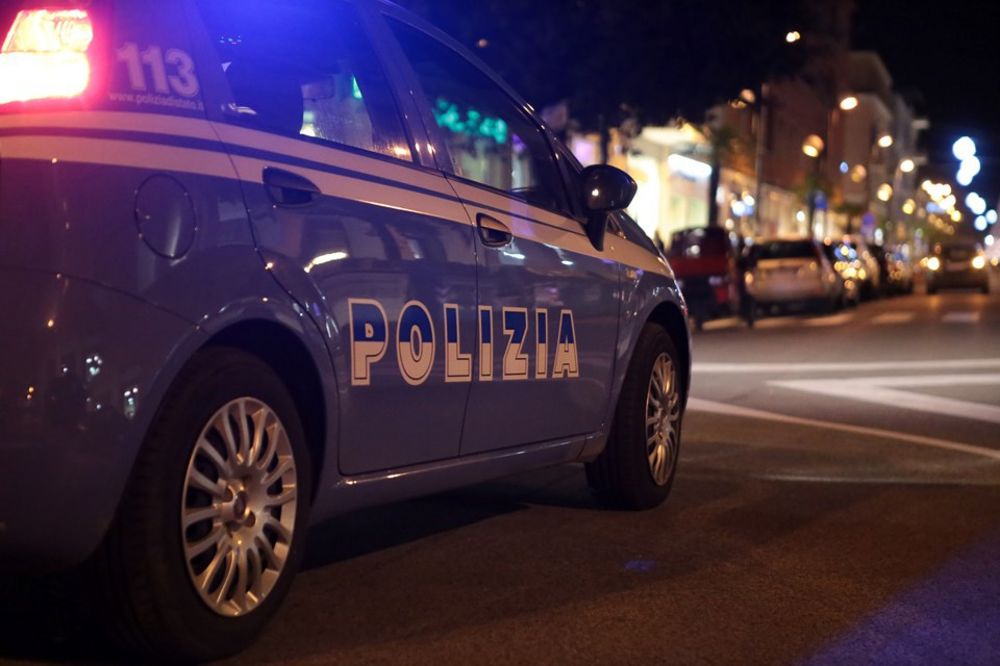 I poliziotti arrestano uno spacciatore nel corso della movida in Piazza Bellini