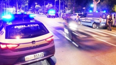 Aggredisce i poliziotti