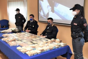 La Polizia di Stato di Rovigo ha tratto in arresto due cittadini albanesi ed una donna moldava