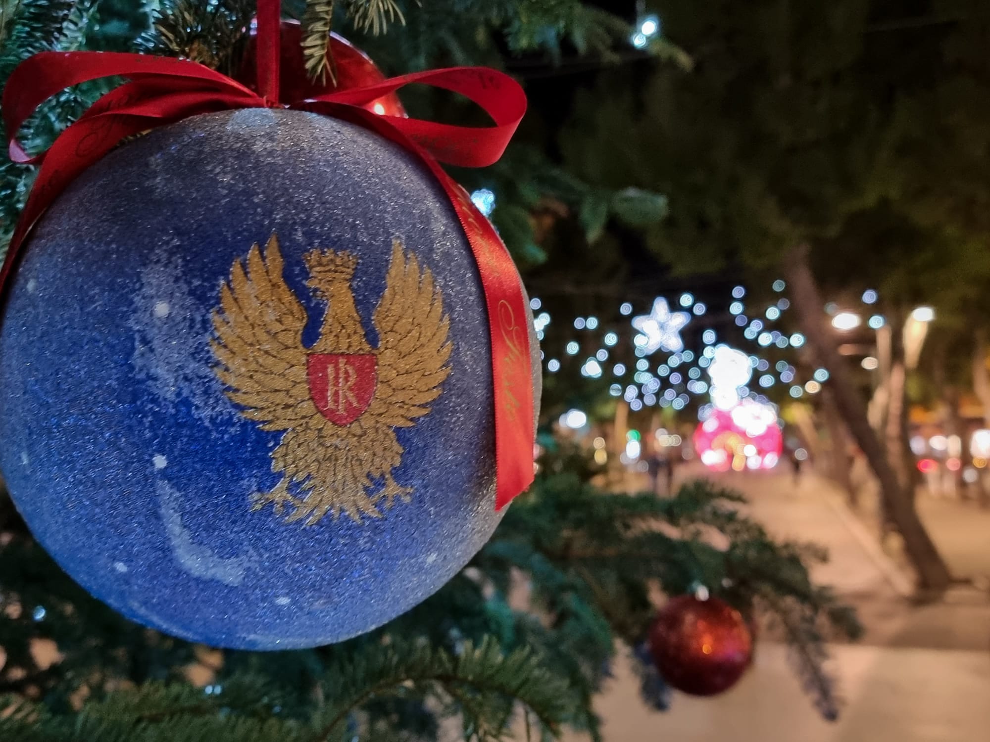 L'albero di Natale di Fermo si tinge dei colori della Polizia di Stato