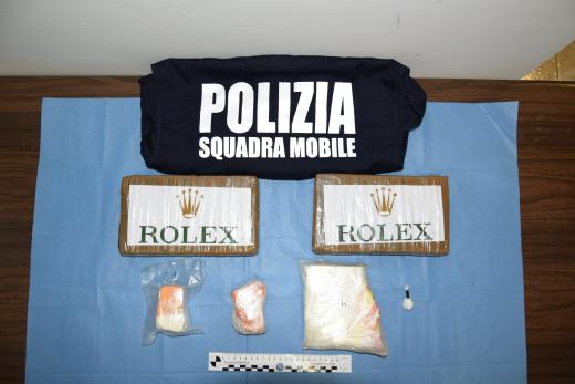 La Squadra Mobile di Latina trae in arresto un uomo, trovato in possesso quasi tre chili di cocaina “brandizzata”