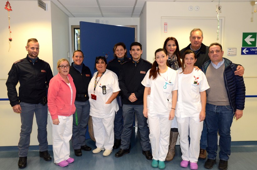 Il personale della Questura di Massa Carrara ha incontrato i piccoli pazienti degli ospedali N.O.A. e O.P.A. e ha loro donato le calze della Befana
