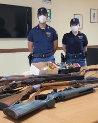 Chiede il rinnovo del Porto d’Armi ma ha fatto uso di sostanze stupefacenti. La Polizia di Stato ritira 7 fucili e 950 munizioni