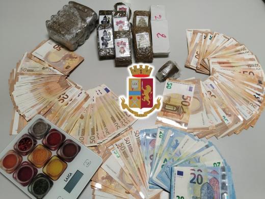 Spacciava hashish per arrotondare il suo stipendio: la Polizia di Stato arresta uno spacciatore italiano
