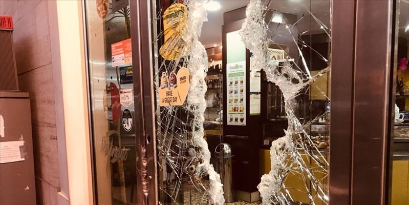 Particolare del vetro rotto del furto in tabaccheria a Porto Sant'Elpidio