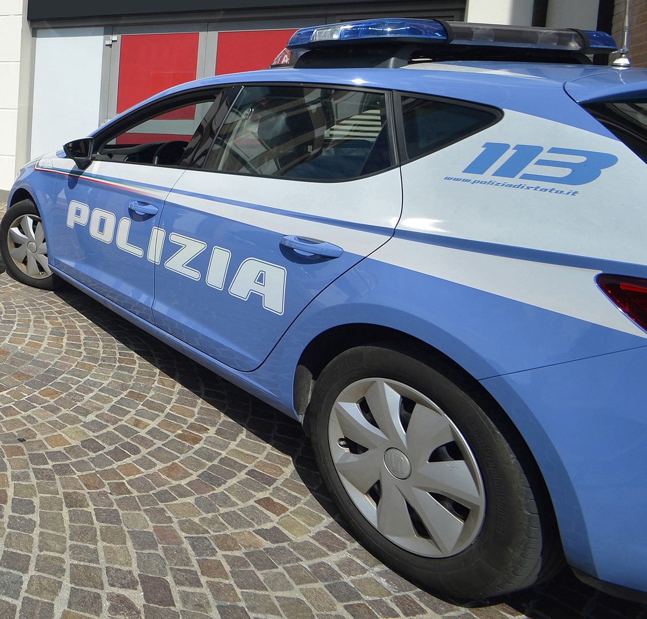 Compra merce con denaro falso, denunciata  dalla Polizia 62enne italiana