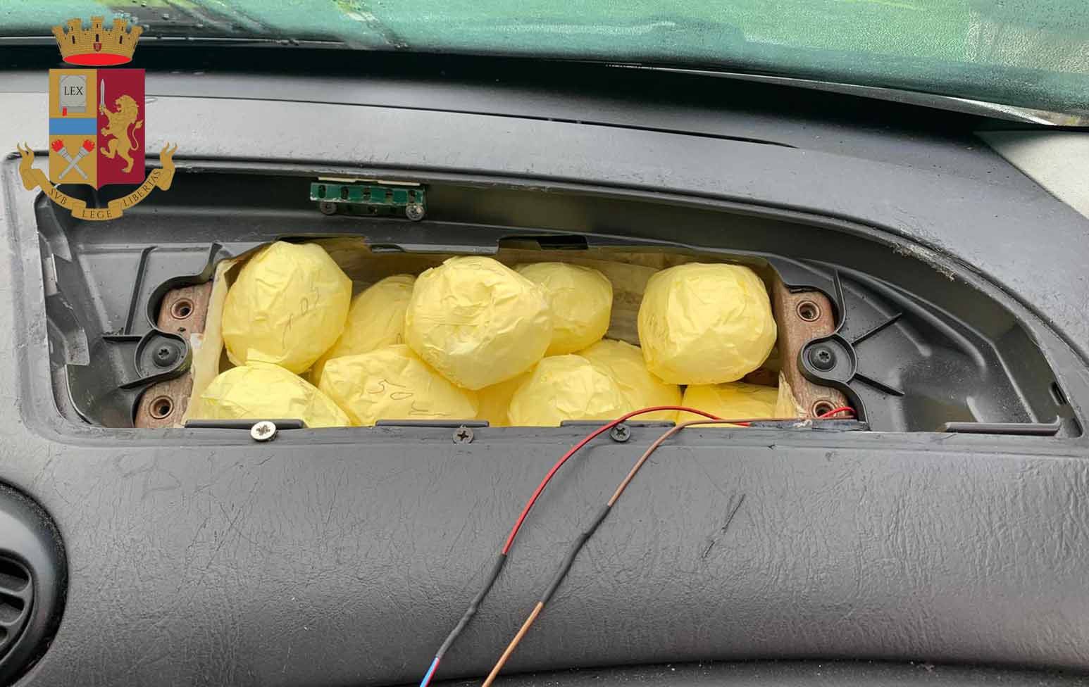 Nascondeva circa 1.100 kg di cocaina nel vano airbag dell’auto: la Polizia di Stato arresta un 71enne