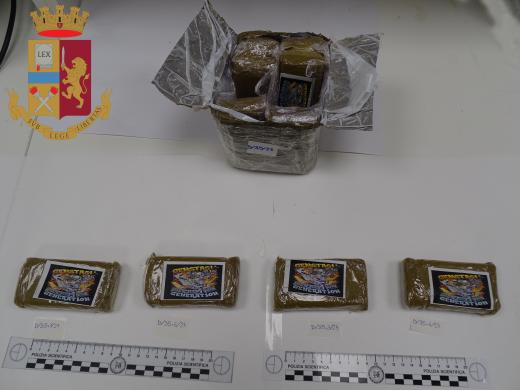 Arresto per droga - 3 kg di hashish sequestrati