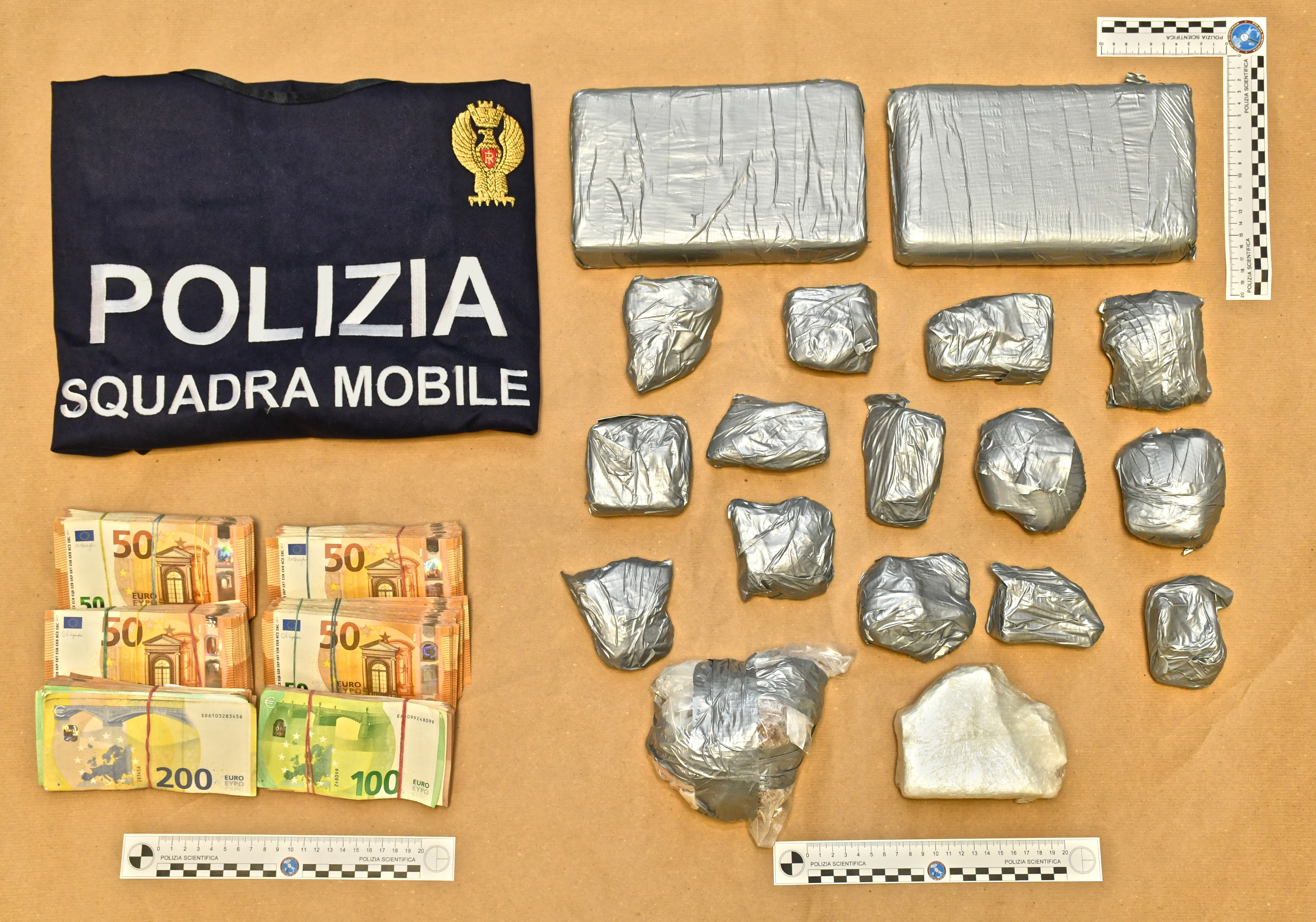 Operazione della Polizia di Stato: oltre 4 kg di cocaina e 55.000 euro in contanti sequestrati dalla Squadra Mobile di Rovigo, un uomo arrestato.