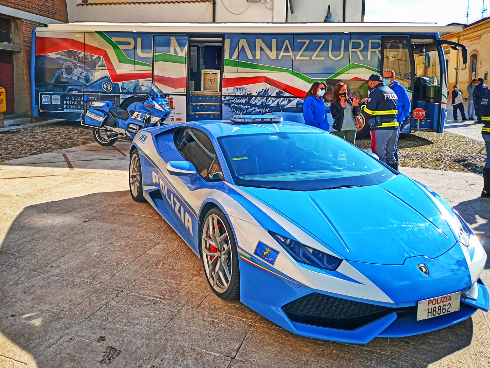 Il Pullman Azzurro e la Lamborghini della Polizia di Stato a Grassano per incontrare gli alunni delle scuole