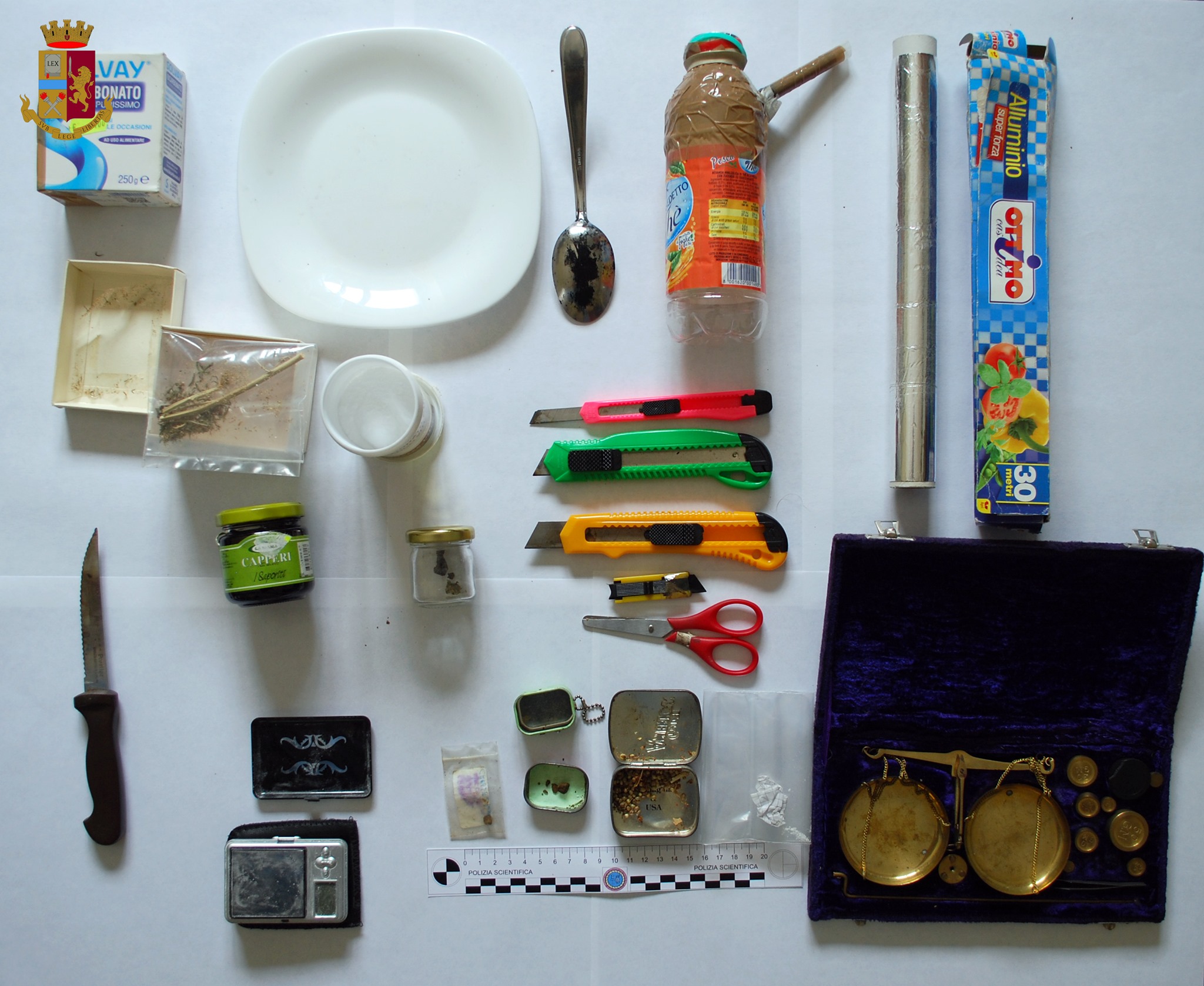 droga e altri oggetti sequestrati