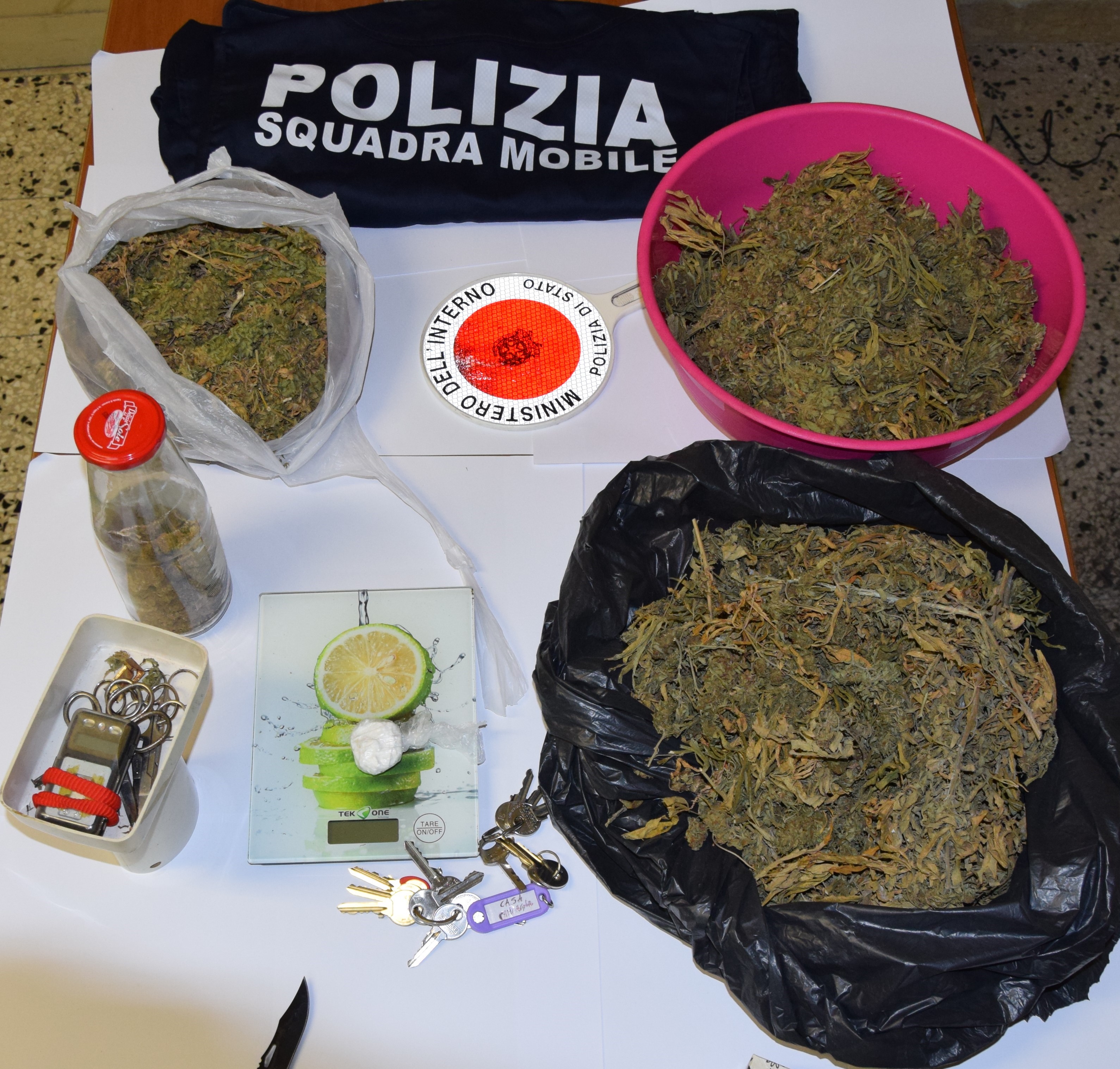 Caltanissetta, giovane arrestato dalla Polizia di Stato: trovato in possesso di cocaina e marijuana.