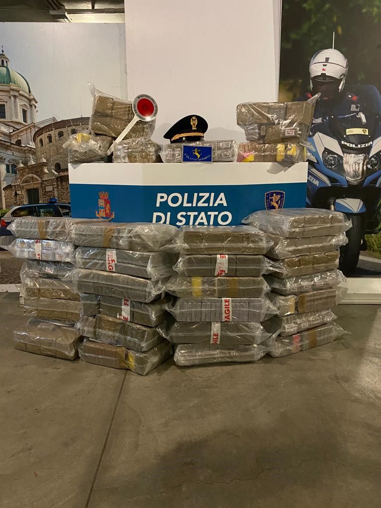 Polizia Stradale, maxi sequestro di droga internazionale sulla Sp472 a Treviglio. In manette un 23enne residente in Spagna.