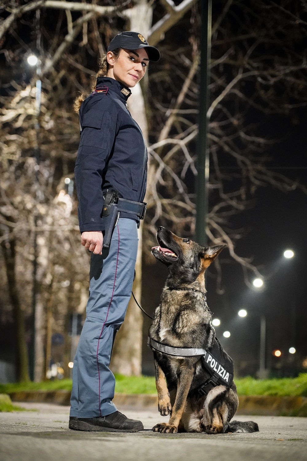 Il cane poliziotto antidroga Eviva insieme alla conduttrice