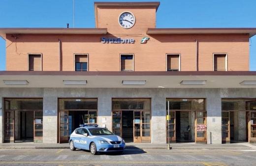 Massa Carrara; la Polizia di Stato intensifica l'attività di controllo presso le stazioni ferroviarie della provincia apuana.