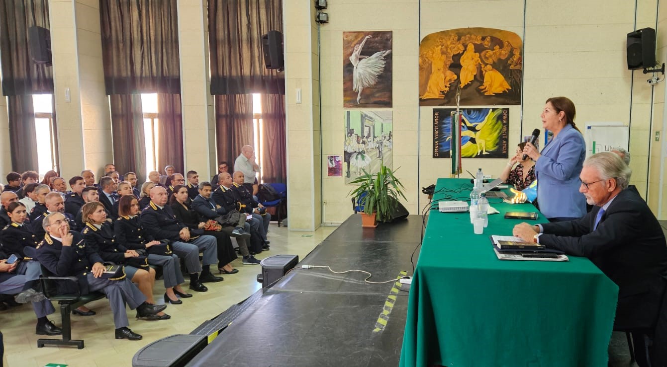 Caltanissetta, convegno della Polizia di Stato al Liceo Ruggero Settimo: "Commissari. Il Funzionario della Polizia di Stato: dalle indagini di polizia giudiziaria alla polizia di prossimità".