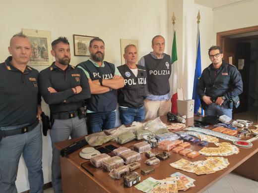 La Polizia di Stato arresta due giovani italiani di 24 e 25 anni residenti nella Valdichiana senese per detenzione ai fini di spaccio di sostanze stupefacenti.