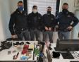 La Polizia di Stato scopre in Borgo Roma diversi garage contenenti bici, armi, munizioni e droga: tre giovani arrestati.