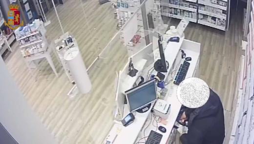 Milano, rapina una farmacia: la Polizia di Stato lo arresta mentre esce