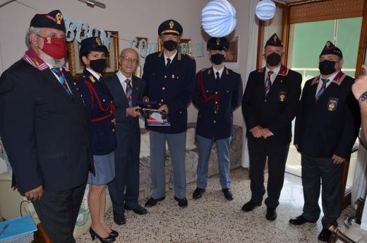 Salerno: La Polizia festeggia il poliziotto centenario.