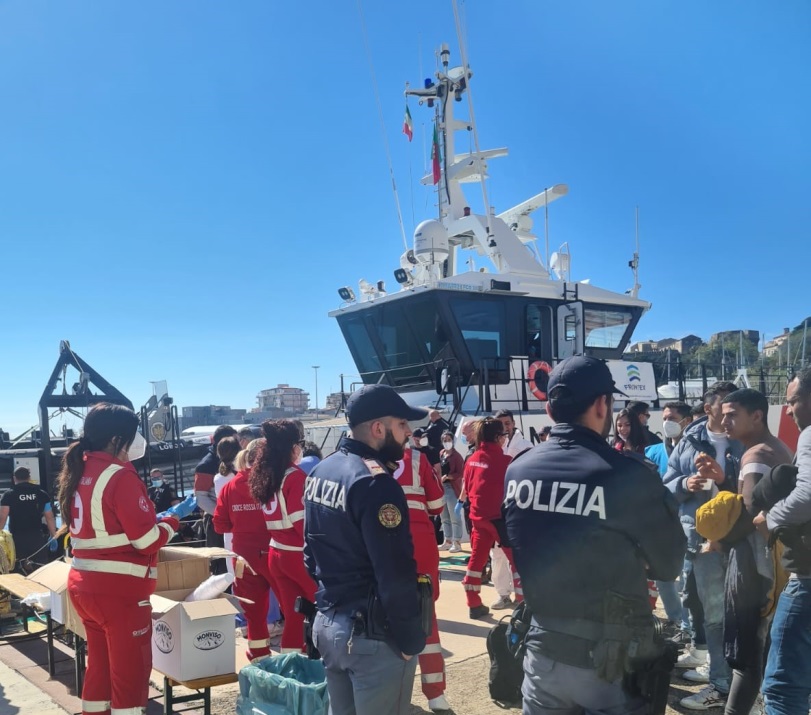 Sbarco di 161 migranti a Crotone: fermati tre presunti scafisti egiziani