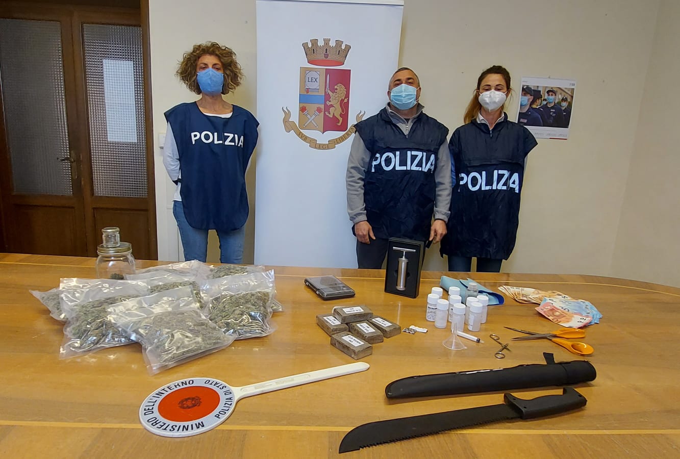 Siena. Arrestato dalla Polizia di Stato un 24enne trovato in possesso di una “piccola fabbrica” di droga in casa