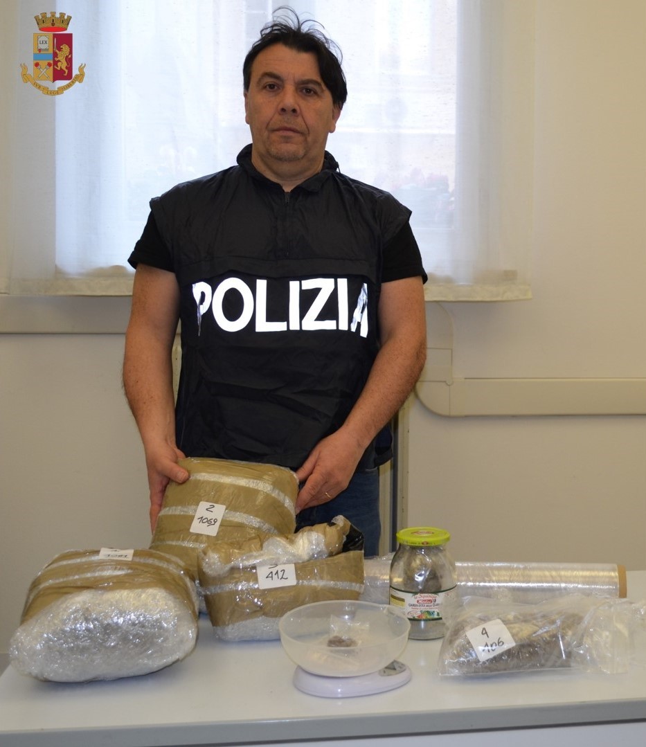 Polizia di Stato: 3 arresti per spaccio di sostanze stupefacenti- la droga nascosta in una valigia nella camera matrimoniale