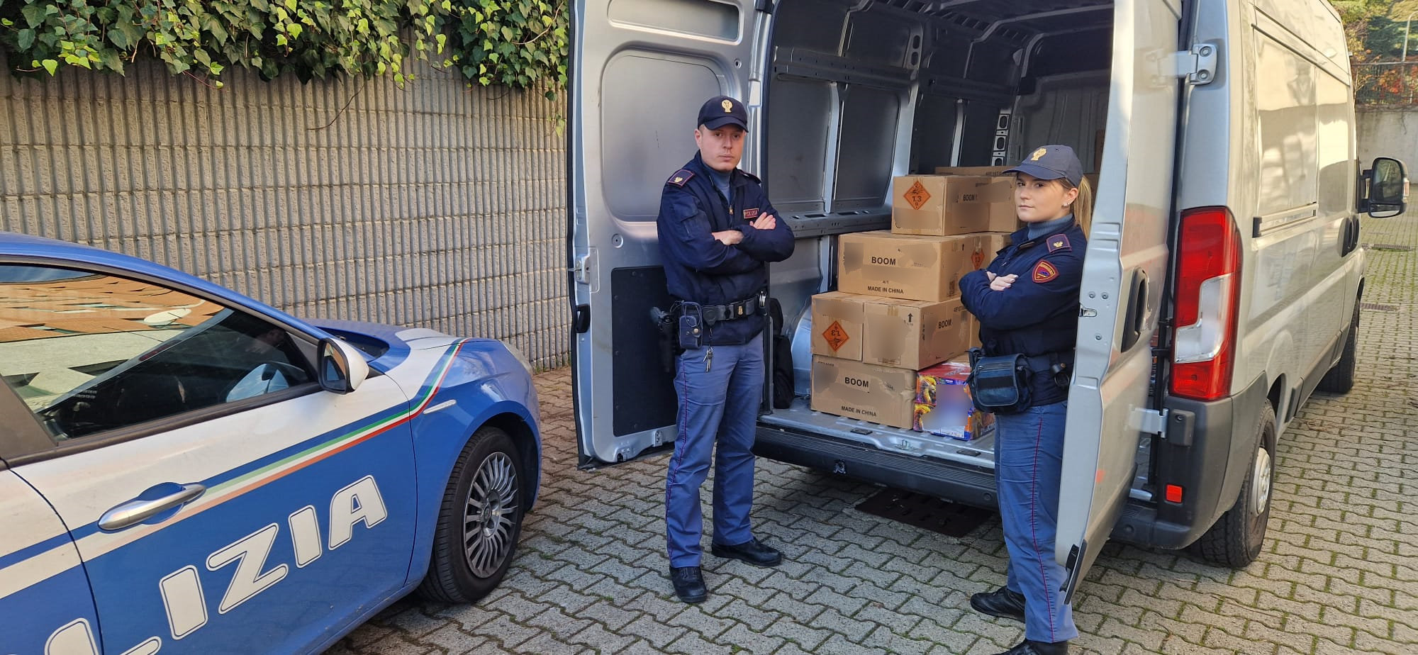 Settimo Milanese (MI), 1.000 kg di fuochi d’artificio illegali, cibo e vini di pregio in casa: la Polizia di Stato arresta 47enne