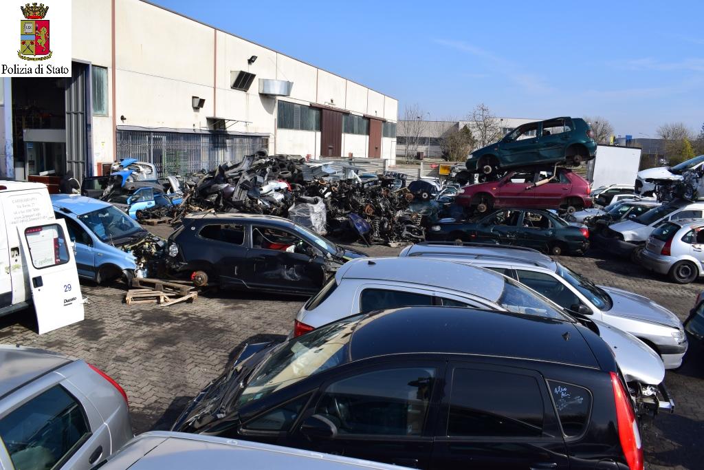 Sequestro probatorio di autoveicoli e ciclomotori presso un deposito rottami sito in Alessandria