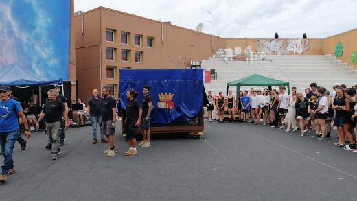 L'arrivo della Teca con i resti della Quarto Savona 15 presso il Liceo Scientifico, Musicale e Coreutico "Marconi" di Pesaro