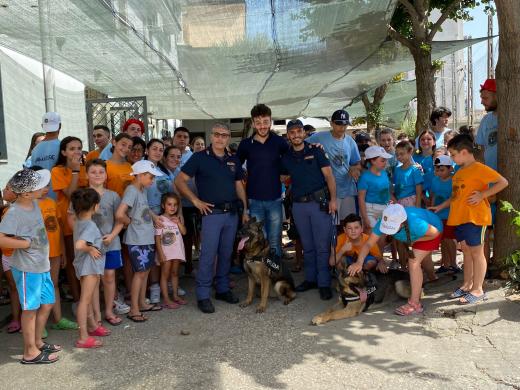 La Polizia di Stato alla Parrocchia di Santa Maria La Nova di Aversa: l’unità cinofila al summer camp tra i giovani studenti.