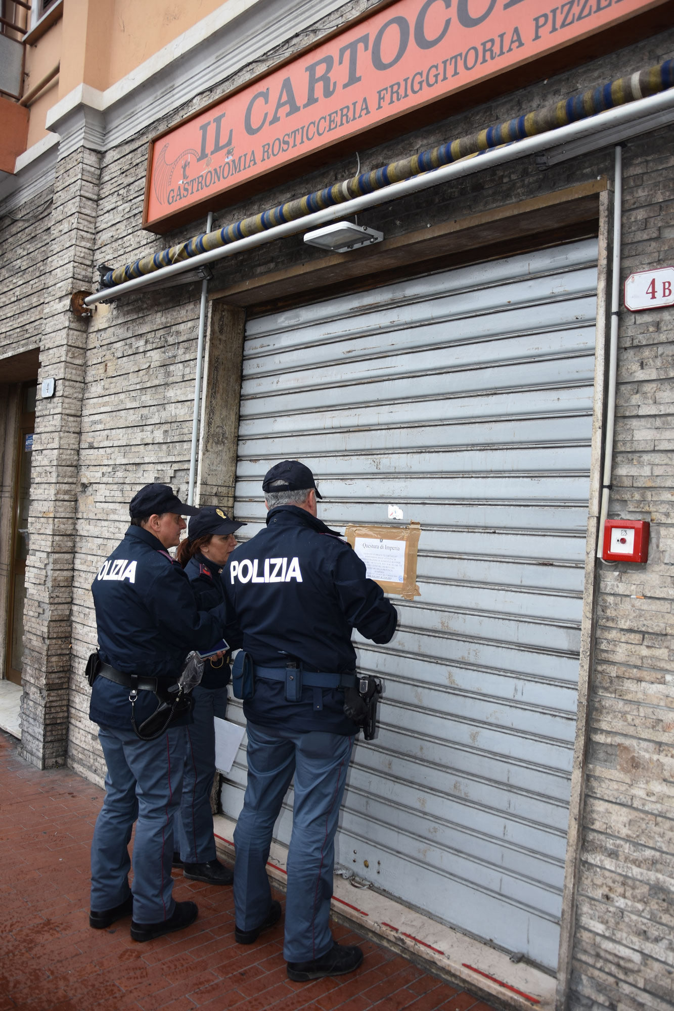 La Polizia di Stato sospende la licenza del bar pizzeria “Il Cartoccio” a Ventimiglia. Il provvedimento è la diretta conseguenza di una costante attività di vigilanza.