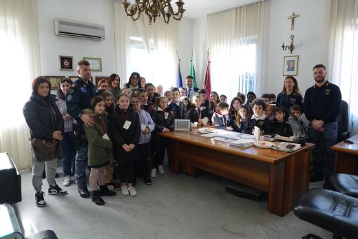 “Poliziotti per un giorno”. Gli alunni della Scuola Primaria S. Lucia Alfieri Bertagnini in visita agli Uffici della Questura.
