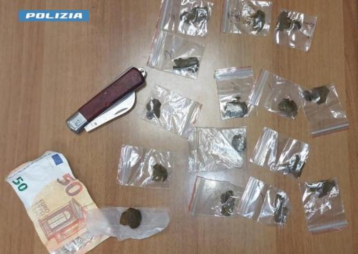 Gallipoli: La Polizia di Stato arresta un 16enne trovato in possesso di sostanza stupefacente e di un coltello a scatto