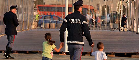 polizia con bambini