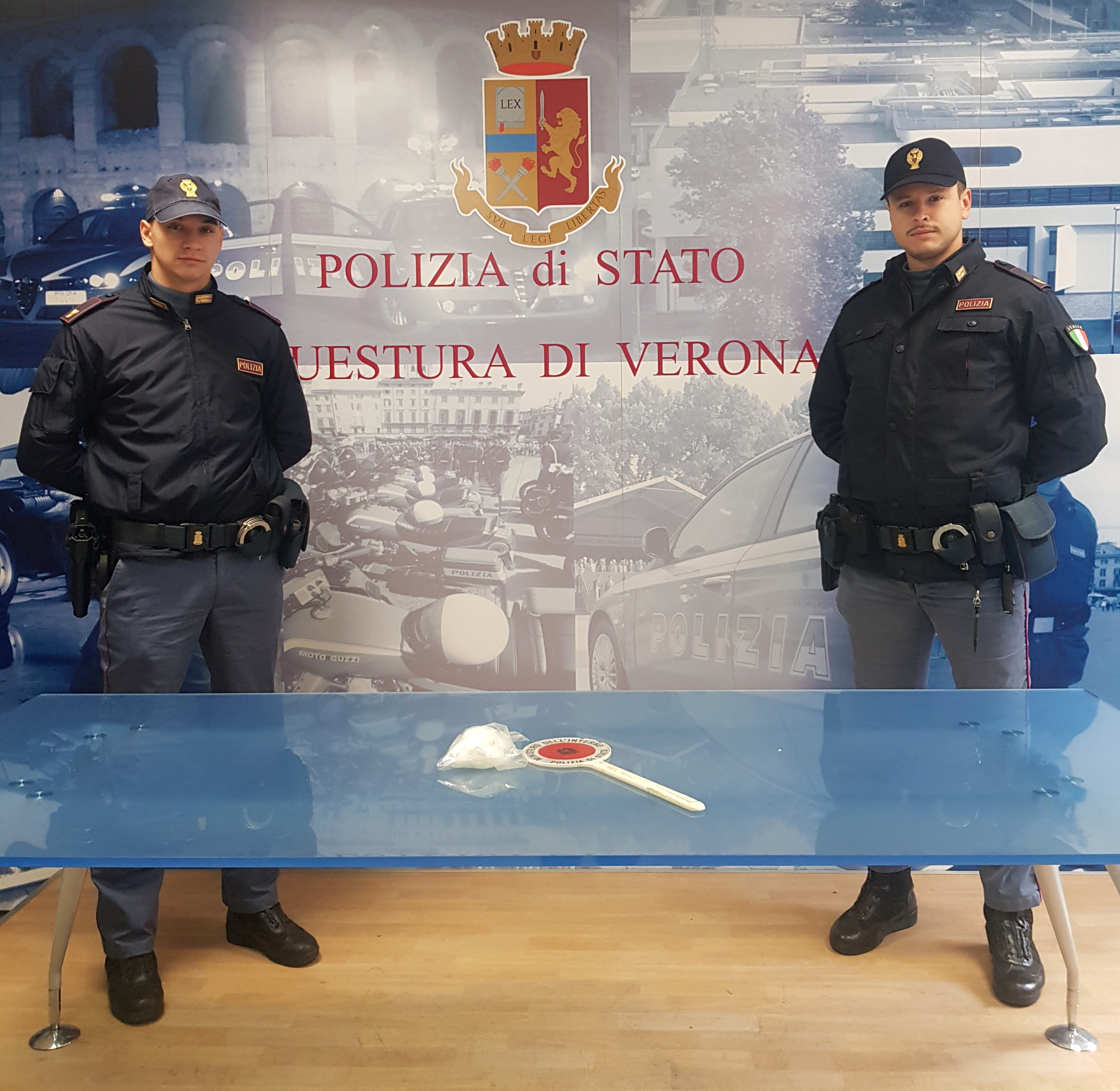 Intensificati i controlli della Polizia di Stato nella zona del centro commerciale “Adigeo”: la Squadra Mobile arresta spacciatore