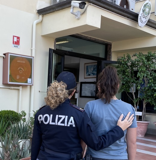 Foto - Crotonese arrestato dalla Polizia per maltrattamenti alla compagna