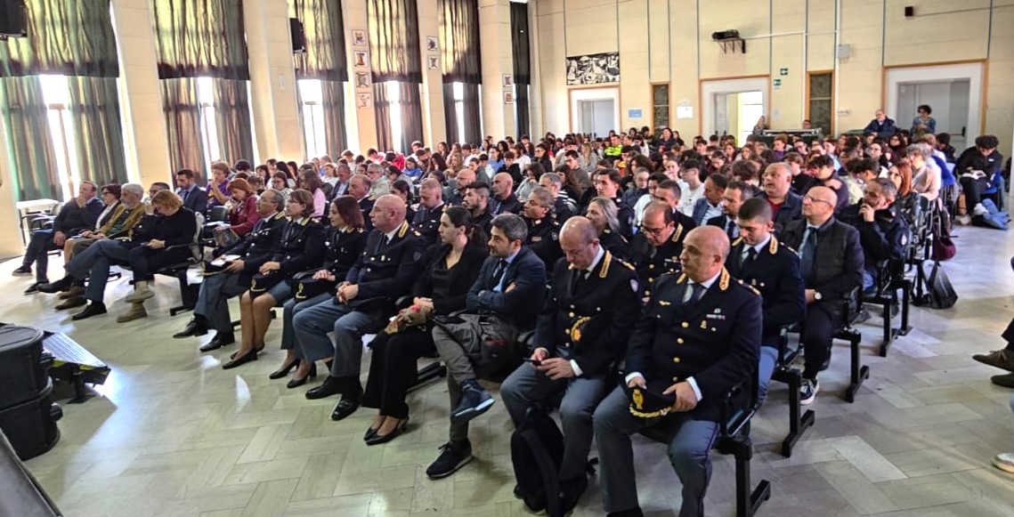 Caltanissetta, convegno della Polizia di Stato al Liceo Ruggero Settimo: "Commissari. Il Funzionario della Polizia di Stato: dalle indagini di polizia giudiziaria alla polizia di prossimità".