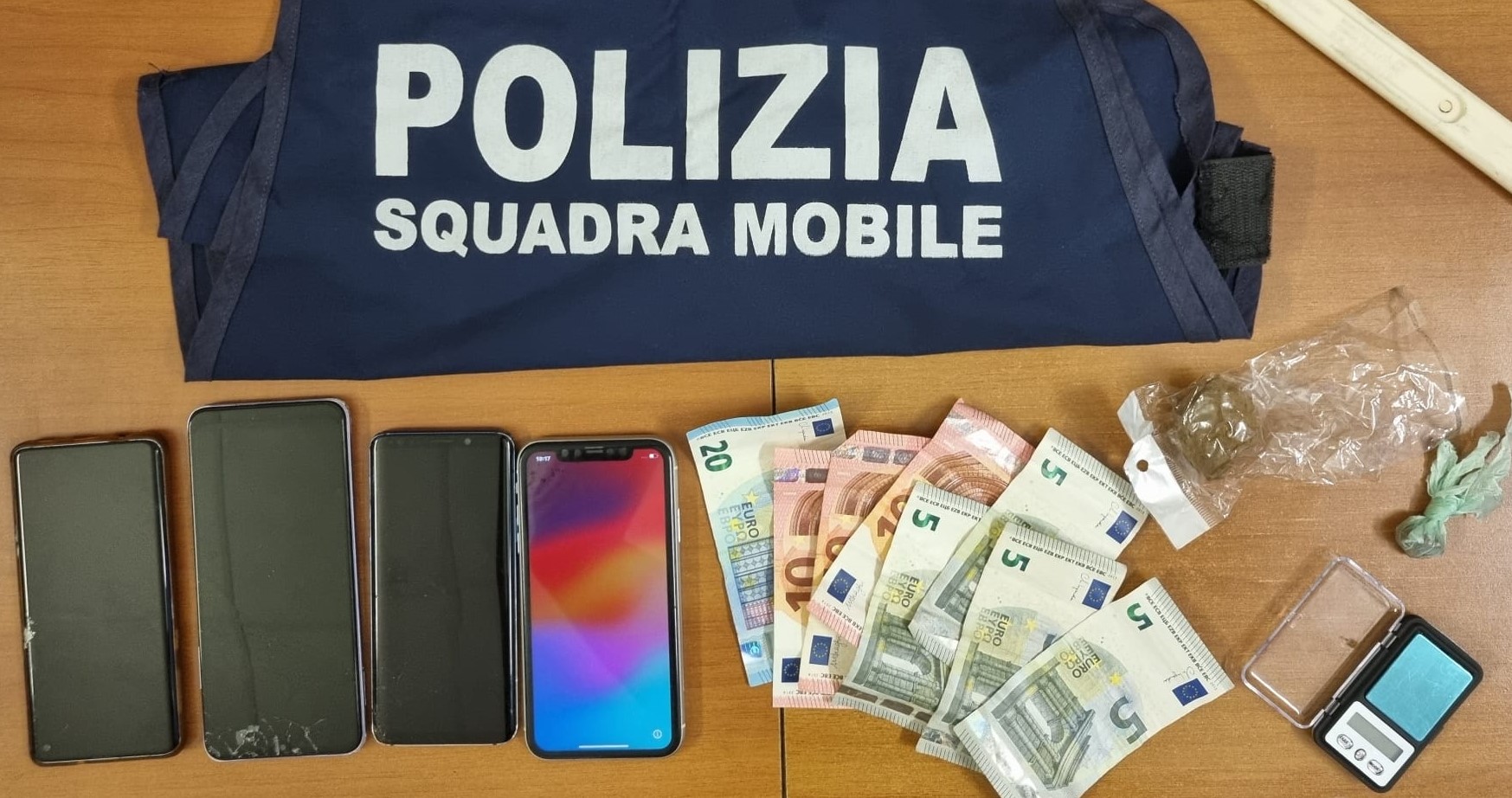 RICERCATO PER UNA CONDANNA DEFINITIVA, BECCATO DALLA POLIZIA DI STATO A SAN BERILLO CON LA DROGA NEGLI SLIP: ARRESTATO 25ENNE GAMBIANO