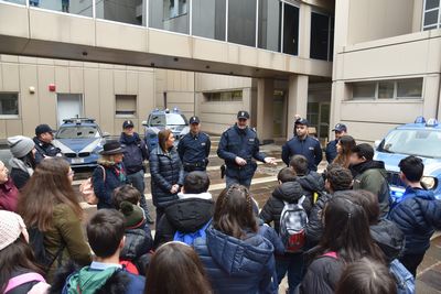 Polizia di Stato : Cosenza visita alla Questura degli studenti dell’Istituto Comprensivo di Mandatoriccio (CS) .