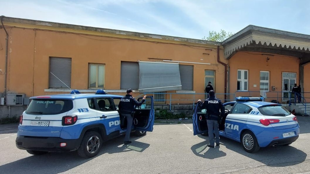 Blitz nell’ex scalo merci di Verona Porta Nuova: 14 stranieri irregolari fermati e 4 indagati per clandestinità dalla Polizia di Stato