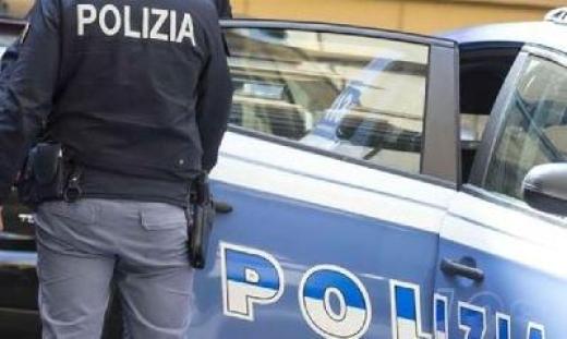 Ricercato si presenta al commissariato per richiedere il passaporto, ma la Polizia di Stato lo scopre: l’uomo è ora in carcere.