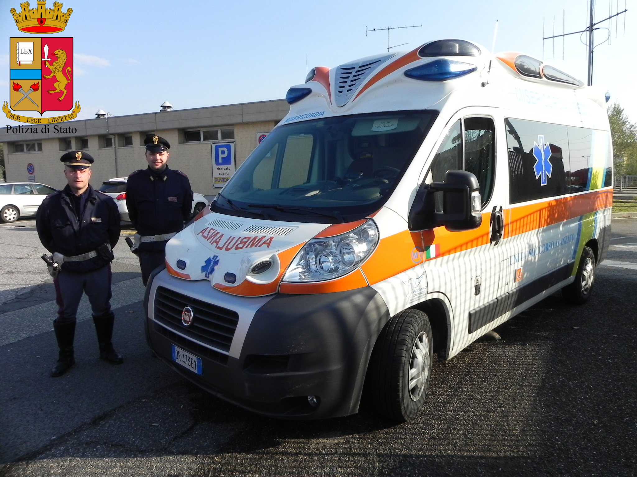 Ruba un ambulanza e fugge verso Roma bloccato dalla Polizia di