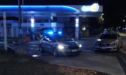 In fuga con un veicolo rubato. Due stranieri, sprovvisti di documenti, bloccati dalla Polizia Stradale di Amaro (Udine)