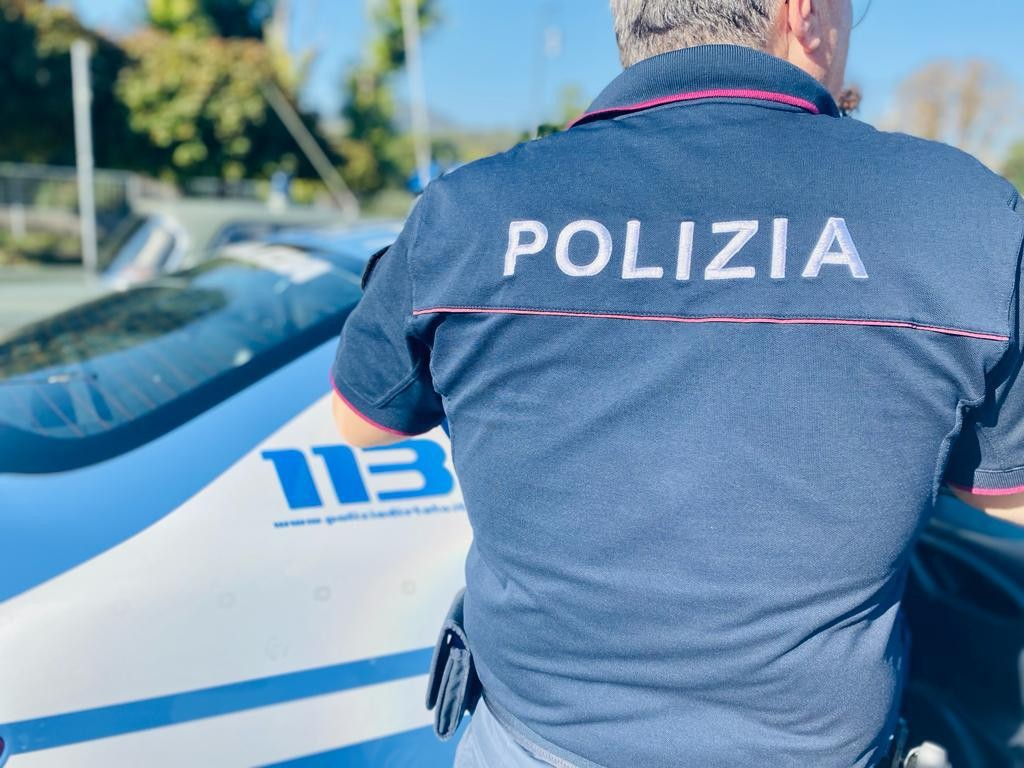 QUESTURA DI PADOVA: POLIZIOTTI AGGREDITI DURANTE CONTROLLO IN UN BAR, DA DUE AVVENTORI, UNO ARMATO DI MANGANELLO TELESCOPICO E DUE COLTELLI. PER BLOCCARLI GLI AGENTI UTILIZZANO IL TASER.