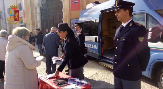 La Polizia di Stato in piazza Vittorio Veneto per la Giornata internazionale contro la violenza sulle donne