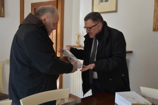 Massa Carrara. La Polizia di Stato consegna "l'olio di Capaci" al vescovo Mario Vaccari
