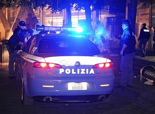 Disarmato e arrestato uomo con un coltello